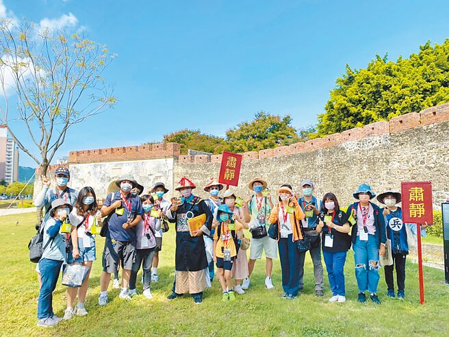 參與「COSPLAY體驗走訪鳳山新城」首發團的民眾，參觀曹公廟瞭解清代水利專家曹謹開鑿水圳的歷程，更到鳳儀書院觀看COSPLAY的五品官員，多樣的文化都讓民眾大呼過癮。（高市文化局提供／楊舒婷高雄傳真）