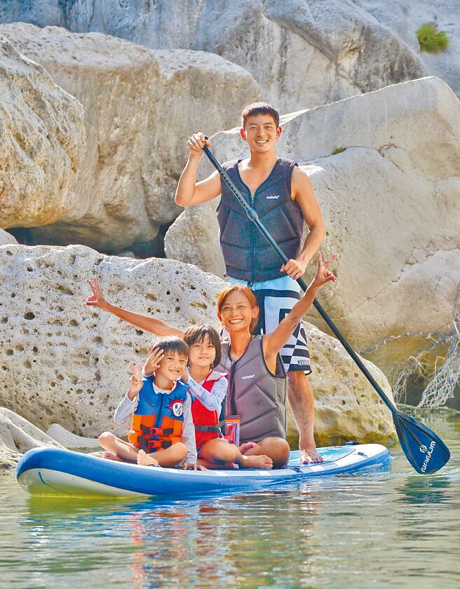 宥胜（后）带老婆慈惠和一对儿女在台东东河桥体验SUP。（喜鹊娱乐提供）