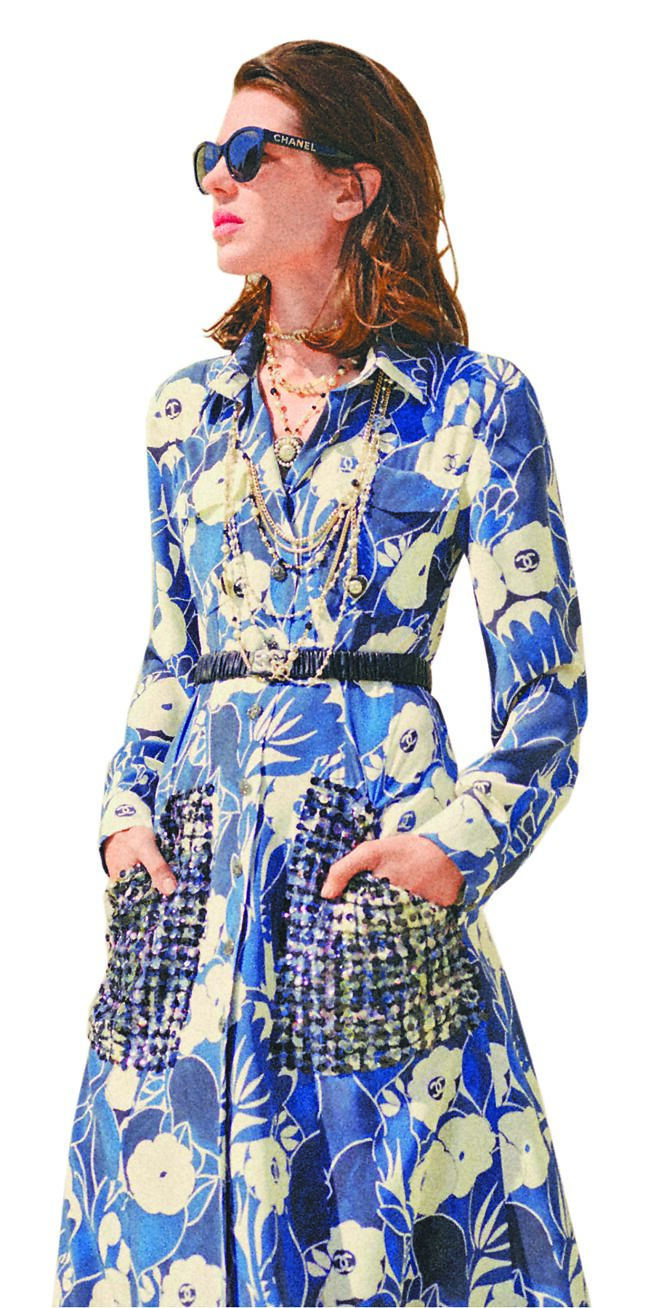 隨興自在的山茶印花洋裝與堆疊飾品，助夏洛特展現自身的時尚魅力。（CHANEL提供）