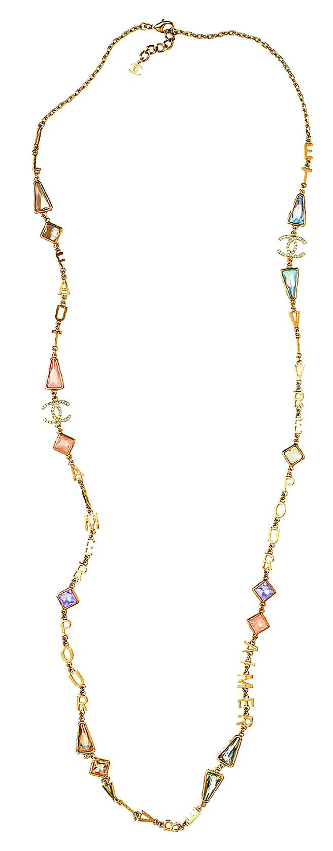 CHANEL金屬水晶鑲飾多彩寶石長項鍊，11萬1000元。（CHANEL提供）