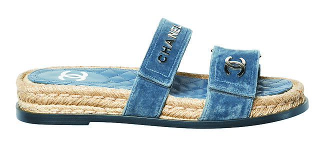 水藍色天鵝絨草編穆勒鞋，4萬1300元。（CHANEL提供）