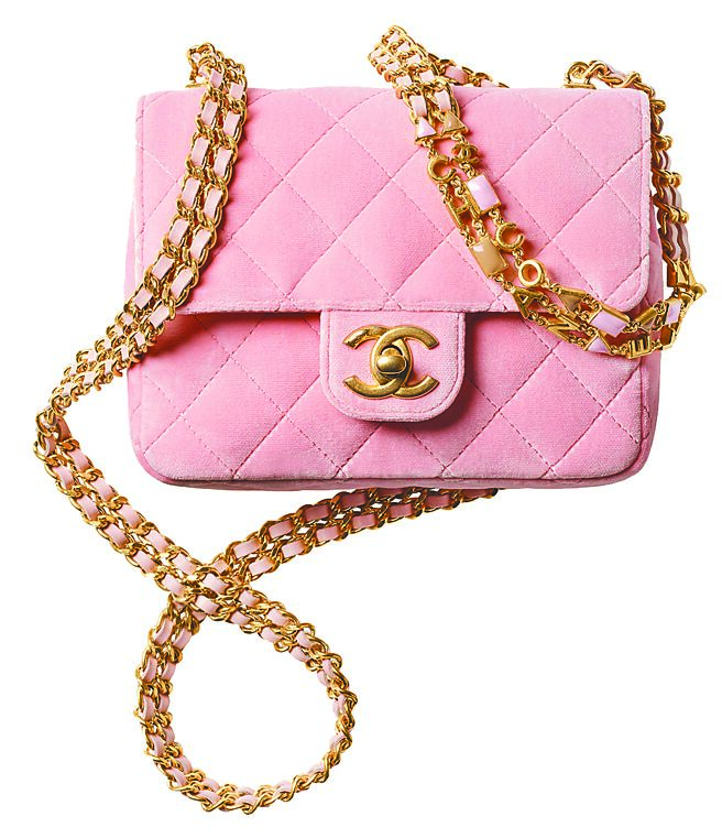 粉色天鵝絨皮穿鍊肩背包，14萬5500元。（CHANEL提供）