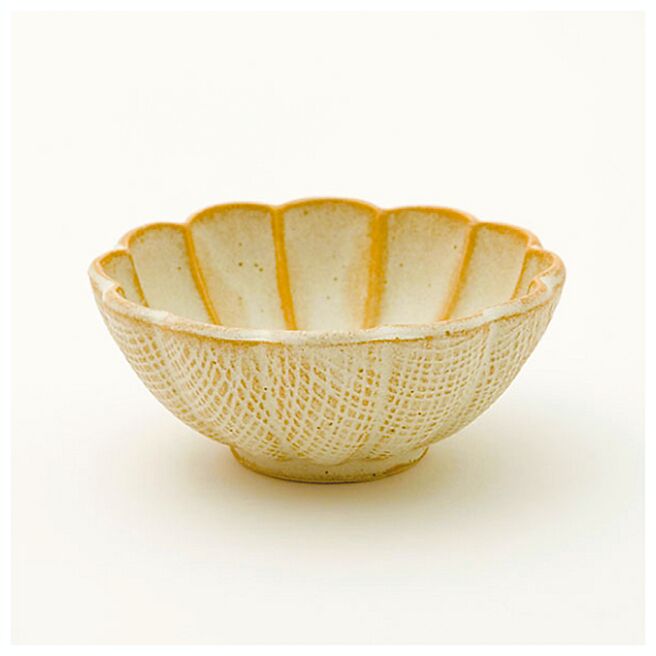 日本製小碗「篠木」，重量輕盈手持便利、帶有沉穩外型，149元。（宜得利提供）