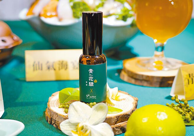 麻辣锅品牌青花骄首度插旗桃园，9日正式营运，特别携香水品牌「P.Seven台湾茶香水」研发「青花椒香露」。（青花骄提供）
