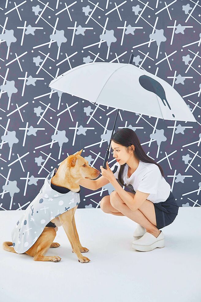 台湾设计师品牌APUJAN首度携手宠物生活品牌tails&me，跨界推出「尾巴探险记」，全系列包含衣服、帆布袋、长伞、宠物地垫等。（APUJAN提供）