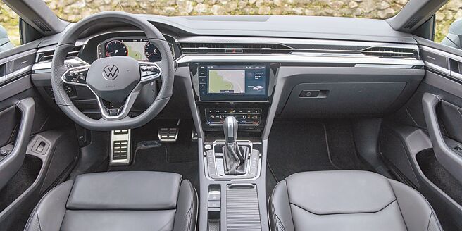 極具現代感的數位化座艙，搭配新世代觸控式方向盤、真皮排檔桿和30色車室氛圍燈。（陳大任攝）