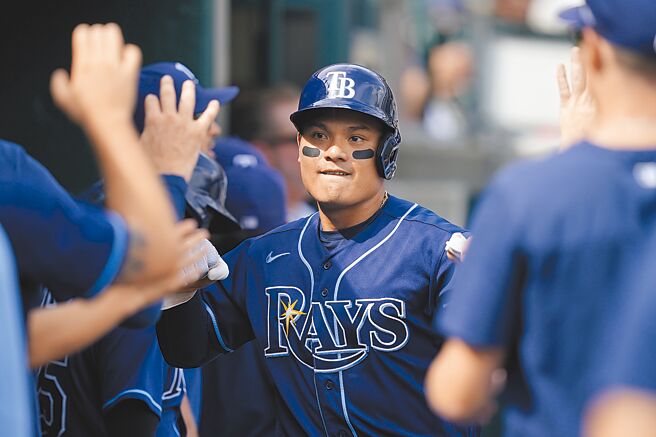 张育成回到光芒球员休息区跟队友一一击掌。（美联社）