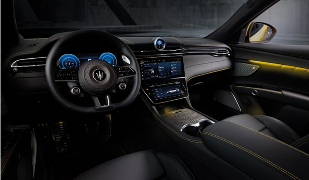 全新奢華座艙透過數位螢幕強調科技風格：全新馬鞍型設計12.3吋數位儀錶板，整合MIA智能多媒體系統的12.3吋中央觸控螢幕，與8.8吋多功能控制屏幕。 (圖/Modena Motori Taiwan)