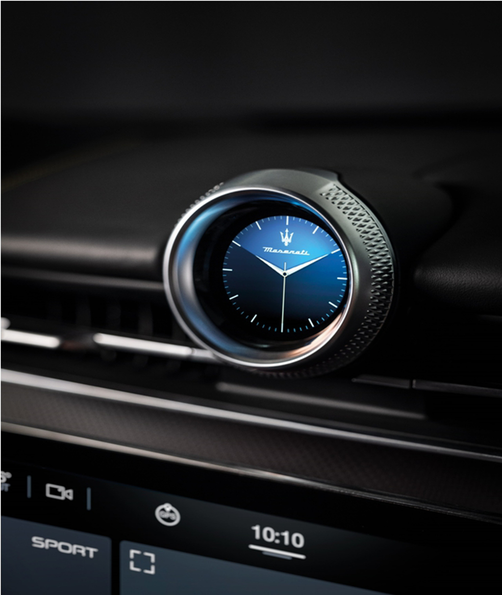 全新進化的智能數位時鐘取代Maserati具識別性的車內石英鐘，提供三種主題風格選擇與G值計、指南針和計時碼表等多功能顯示。 (圖/Modena Motori Taiwan)