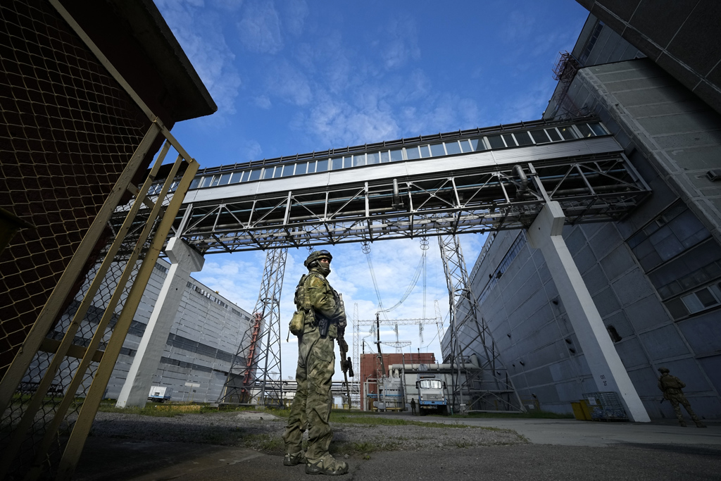 一名俄罗斯军人守卫扎波罗热核电厂的资料照片。（美联社）(photo:ChinaTimes)
