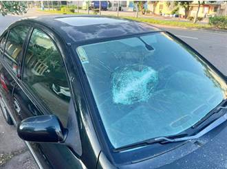 轎車停路邊擋風玻璃慘被砸 苦主怨：梧棲治安這麼差？