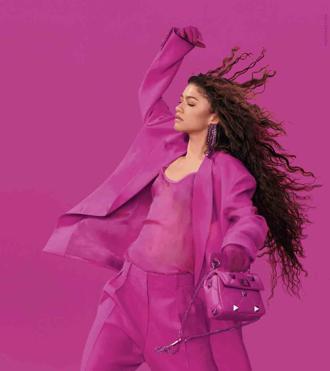千黛亞為Valentino拍攝廣告片 傳達粉色力量