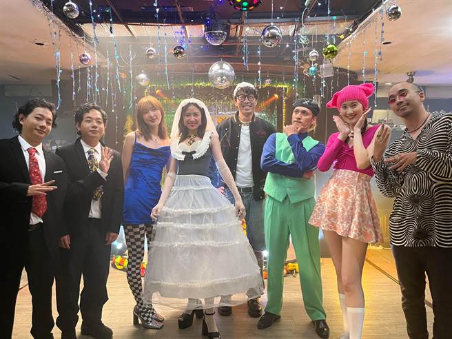 9m88日前(左四)邀来马念先(右四)等好友客串MV。（爵士宝贝提供）