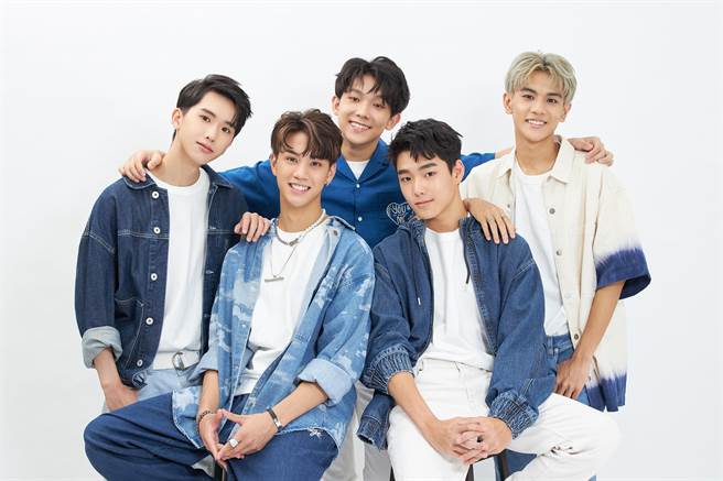 「水星」成員由黃莑茗（左起）、李秉諭（貢丸）、林毓家、須弘道、盧佾暘加盟種子音樂。（種子音樂提供）