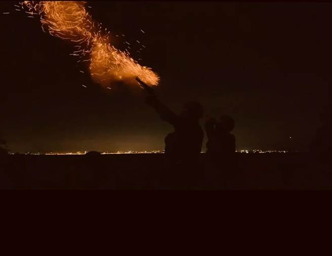 陸軍金門防衛指揮部今天表示，昨（9）日晚間8時18分發現無人機1批1架次，進入北碇地區禁限制水域上空，駐守部隊即依標準作業程序，射擊信號彈警示，後續並持續保持監控及高度警戒。（金防部提供）