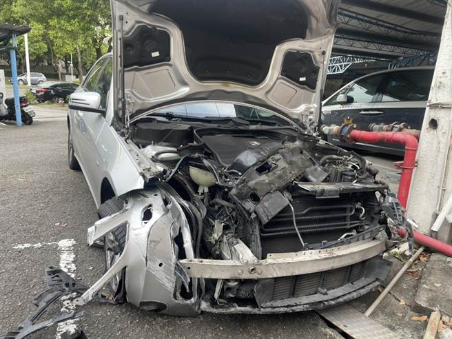 林嫌車頭嚴重毀損還駕車逃了約5公里遠。（洪靖宜攝）
