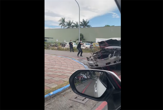 員警開8槍喝止。（翻攝爆料公社）