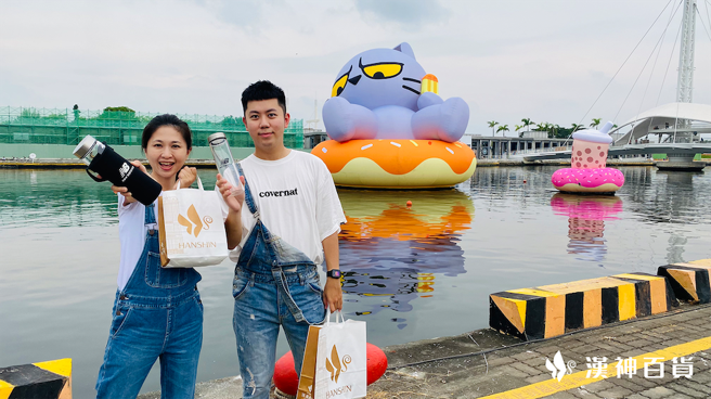 高雄市政府推出「台湾IP‧高雄原创计画-聊疗漂漂河」计画，让6个LINE热门贴图巨大实体化于爱河上慵懒漂浮登场，而就在仅5分钟距离的汉神百货，同步也推出优惠吸客。（汉神百货提供）
