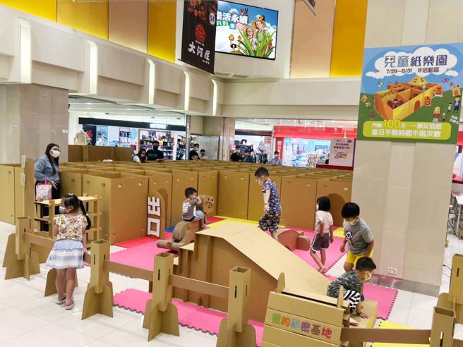 Global Mall桃園A8、新左營車站及屏東市8月，與擅長使用可回收瓦楞紙創造的「我的秘密基地」合作打造「恐龍世紀紙迷宮」。（Global Mall提供）