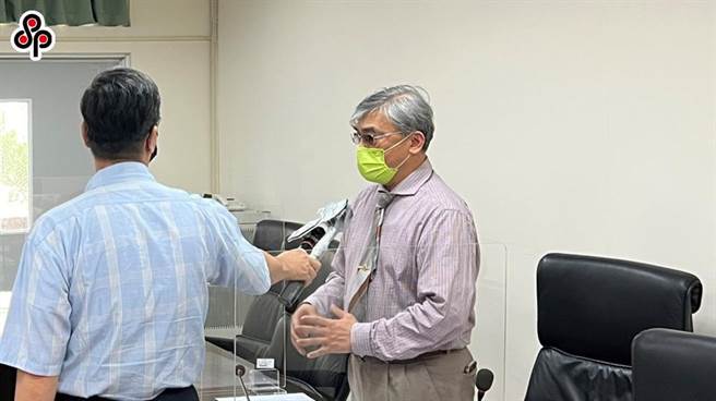 高苑科大董事会获教育部同意解除校长赵必孝（右）的职务。（高苑科大提供）