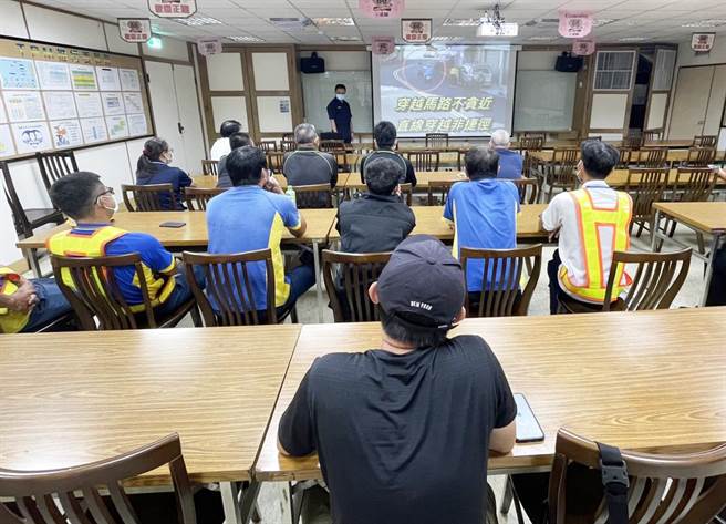 大甲警分局义里派出所昨日召集正隆公司旗下货运承揽商，进行宣导交通安全。（警方提供）