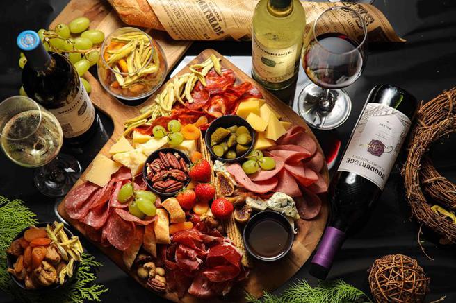 台北晶华推出「夏‧酒菜」美食住房专案，入住17坪的云天露臺客房、可享用4人份的「缤纷冷肉起司盘」以及4瓶香醇红酒。（图／台北晶华酒店提供）