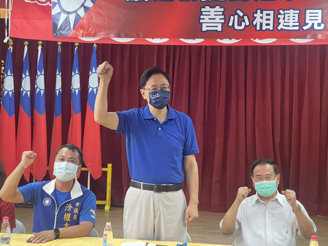 国民党桃园市长参选人张善政（中）。（资料照/吕筱蝉摄）