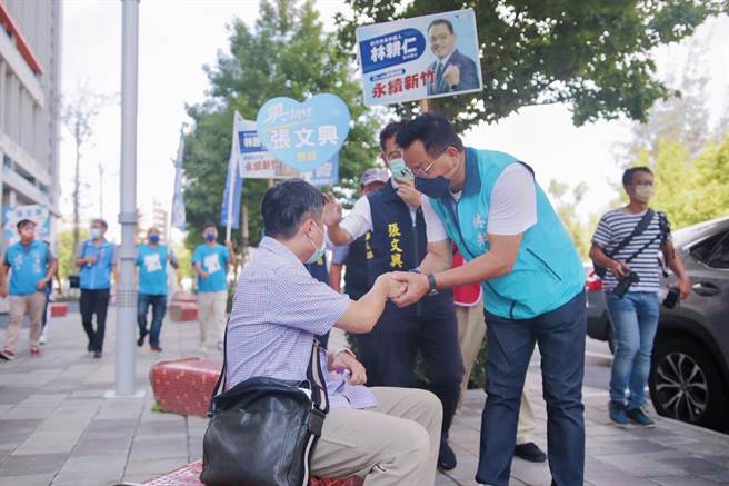 国民党新竹市长参选人林耕仁10日分别至东区及闹区扫街争取支持。（林耕仁提供／陈育贤新竹传真）