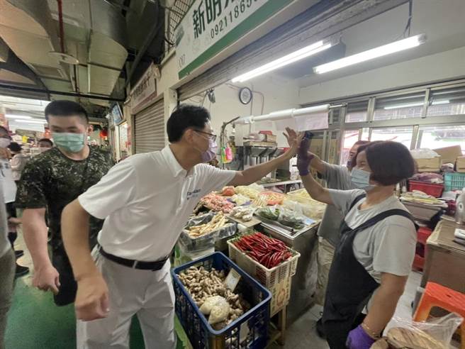 林智坚论文案是否增加自己胜选机率？国民党桃园市长参选人张善政说，自己会勤跑基层增加民眾支持度。（吕筱蝉摄）