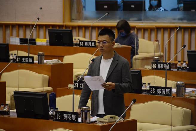 屏东县议员黄明贤反对国民党副主席夏立言在两岸紧张之际率队出访，因此发起连署。(林和生摄)