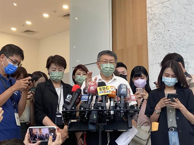 台北市長柯文哲（中）今上午出席臺北市產業數位轉型平台記者會，對於林智堅論文發表想法。（陳薏云攝）