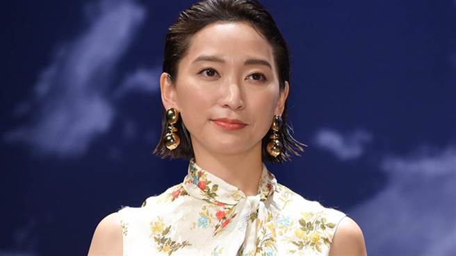 日本女星渡边杏原定在今年要带着3名子女移居国外居住，但因猴痘肆虐而取消。（图／twitter@encountofficial）