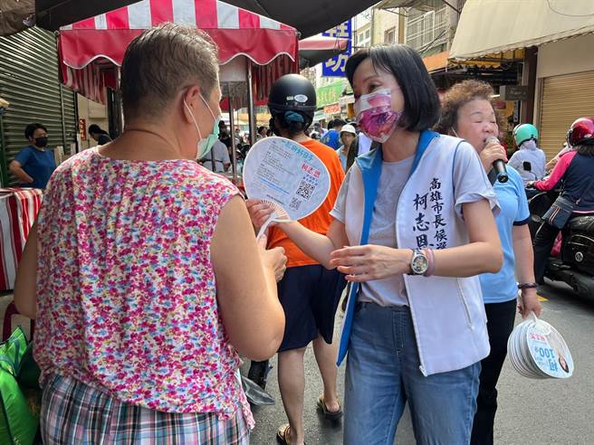 国民党高雄市长参选人柯志恩今（10）日陆战前进左营扫街，在莒光市场拜票时，受到支持者欢迎。（柯宗纬摄）