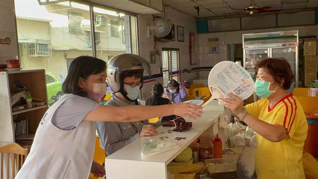 国民党高雄市长参选人柯志恩今（10）日陆战前进左营扫街，在莒光市场拜票时，受到支持者欢迎。（柯宗纬摄）