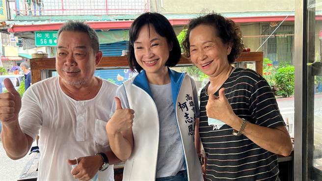 国民党高雄市长参选人柯志恩今（10）日到左营麵摊吃早餐，与店家合影。（柯宗纬摄）与麵店