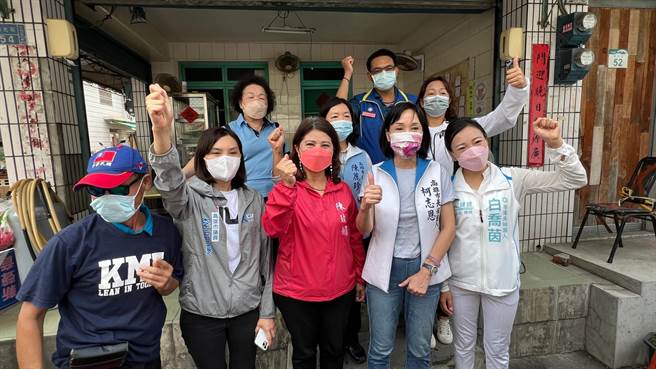 国民党高雄市长参选人柯志恩今（10）日到左营扫姐，国民党左楠区现任议员李眉蓁、李雅芬、陈玫娟、陈丽珍及参选人白乔茵全数到齐，展现「母鸡带小鸡」的团结气势。（柯宗纬摄）