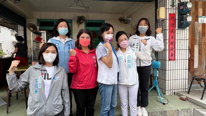 国民党高雄市长参选人柯志恩今（10）日到左营扫姐，国民党左楠区现任议员李眉蓁、李雅芬、陈玫娟、陈丽珍及参选人白乔茵全数到齐，展现「母鸡带小鸡」的团结气势。（柯宗纬摄）