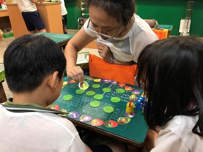 彰化县西港国小桌游活动。（教育部提供／林志成台北传真）