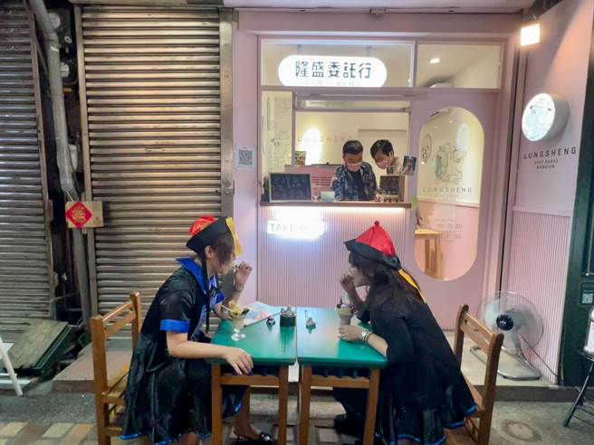 基隆展开一年一度中元祭庆典，仁爱区委托行有店家创意发想，特制限定版殭尸平安符造型霜淇淋。（陈彩玲摄）