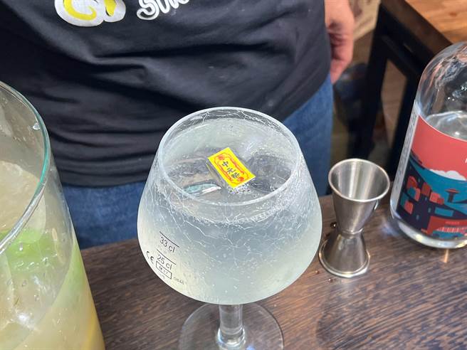 基隆展开一年一度中元祭庆典，仁爱区委托行有店家创意发想，特制限定版通灵水。（陈彩玲摄）