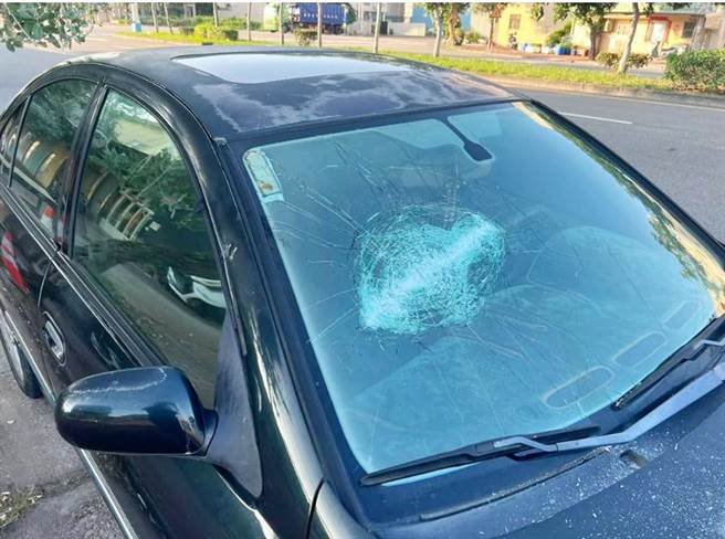 一辆自小客车停在梧栖区路旁，车主今天早上发现挡风玻璃被打破，报案后无奈PO网说「梧栖的治安这么差？」（翻摄脸书「梧栖串起来」）