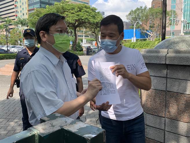 民进党桃园市长参选人林智坚论文门争议，台大昨天认定林智坚抄袭，并将撤销其硕士学位。台北市议员锺小平（右）今天赴监察院检举林智坚论文指导教授陈明通，利用国安局长的职权，压迫调查员余正煌要扛起责任。（林缙明摄）