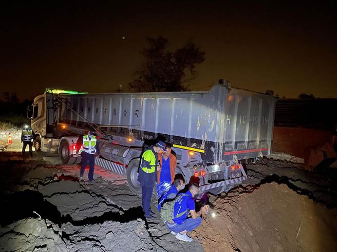 云林环保局为杜绝外县市车辆进入云县任意倾倒剩余土石方，云林县环保局联手警察局实施「日夜间无预警土石方运输车辆拦检」专案，凡是未持有明确及合法的来源及去处的土石方运输车辆，即视为违反废弃物清理法等相关法令。（云林县政府提供）