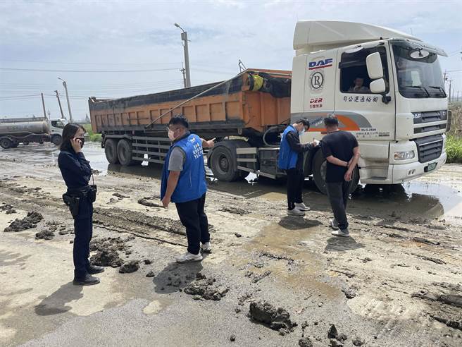 云林县环保局持续联手警察局实施「日夜间无预警土石方运输车辆拦检」专案，已拦查未携带证明文件车辆70辆，移送检调单位侦办共57件，裁罚金额总计达240万元。（云林县政府提供）