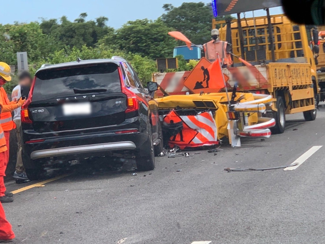 国1北上129公里处，发生1辆小客车追撞施工缓撞车，目前该路段紫爆，车流回堵7公里。（图／翻摄记者爆料网）