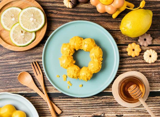 Mister Donut推多达7款蜂蜜甜甜圈，图为双层蜂蜜柠檬波堤，48元。（Mister Donut提供）