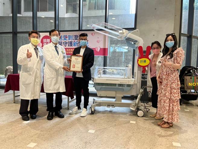 骆明智夫妻（左三、右一），捐赠多功能新生儿保温箱给澄清医院中港分院新生儿加护病房，期许能照顾更多早产儿。（澄清医院提供／冯惠宜台中传真）