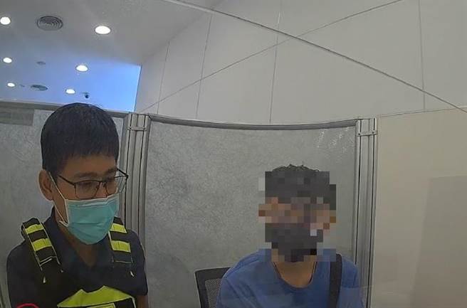 台中大里区23岁张姓男子暑期打工，诈骗集团要他提供名下金融帐户，先匯入不法所得再诓骗张男匯款给厂商，就能抽取1％佣金报酬。（雾峰警分局提供／冯惠宜台中传真）