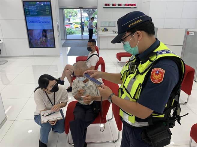 72岁林姓果农手机收到诈骗集团佯称融资理财投资，要求他申办网路银行，要诓骗其帐号做人头帐户，行员于林男临柜绑订约定帐户时发觉对方帐号有异，机警报警方处理。（台中市第五分局提供／冯惠宜台中传真）