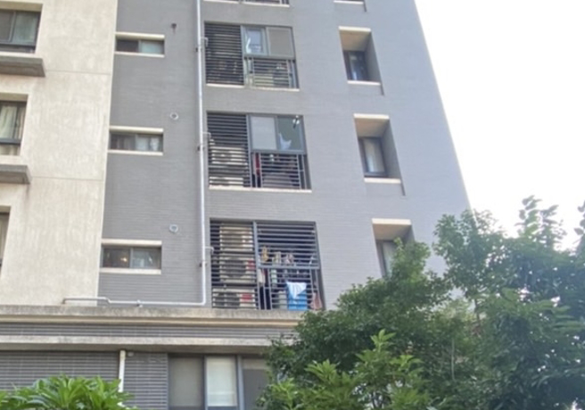 事故發生的大樓陽台窗戶設有鐵窗格柵，女童疑似爬上與窗台騎高的洗衣機，不慎自柵欄縫隙摔下。（圖／民眾提供）